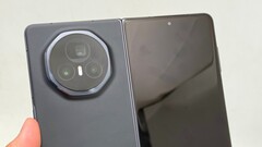 Honor revelou a data de lançamento do sucessor do Honor Magic V3 (foto aqui) em 18 de junho de 2025. (Fonte da imagem: Weibo)