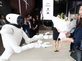 Elogios à Nvidia e um desafio ao Tesla Optimus e ao BYD Xiao Di: o robô com IA da LG, o CLOiD, recebe os visitantes em Seul. A LG e a Nvidia planejam utilizar 100.000 horas de treinamento em IA para atingir os mercados de robôs domésticos e industriais.