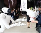 Elogios à Nvidia e um desafio ao Tesla Optimus e ao BYD Xiao Di: o robô com IA da LG, o CLOiD, recebe os visitantes em Seul. A LG e a Nvidia planejam utilizar 100.000 horas de treinamento em IA para atingir os mercados de robôs domésticos e industriais.