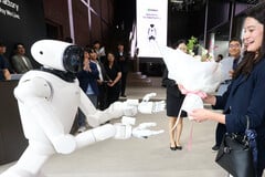 Elogios à Nvidia e um desafio ao Tesla Optimus e ao BYD Xiao Di: o robô com IA da LG, o CLOiD, recebe os visitantes em Seul. A LG e a Nvidia planejam utilizar 100.000 horas de treinamento em IA para atingir os mercados de robôs domésticos e industriais.