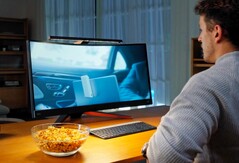 O BenQ ScreenBar Pro é ligado automaticamente quando alguém se aproxima do monitor. (Imagem: BenQ)