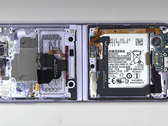 O Galaxy Z Flip 3 recebeu sua primeira desmontagem. (Fonte da imagem: PBK Reviews)