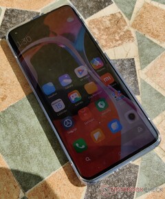 Xiaomi supostamente se instalou em um display de furos do Mi 11 Pro - Mi 10 Pro fotografado. (Fonte da imagem: Notebookcheck)