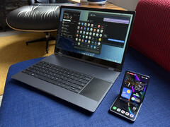 O Galaxy Z Flip7 conectado sem fio com um NexDock XL. (Fonte da imagem: Michael Fisher)