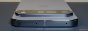 Parte superior: bandeja Nano SIM, microfone
