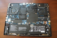 Componentes internos do Acer Predator Helios Neo 16S AI. (Fonte da imagem: Notebookcheck)