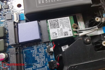 Um SSD desatarraxado revela o AX201