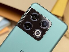 Bar suas câmeras traseiras, a OnePlus 10 Pro era idêntica à OPPO Find X5 Pro. (Fonte: NextPit)