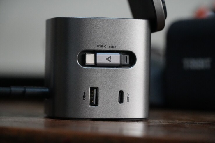 A estação de carregamento AceFast 6 em 1 de 80 W tem um cabo USB-C retrátil