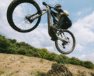 O BH iLynx+ NX (na foto) em ação. O motor Bosch Performance Line CX na e-MTB suporta um torque máximo de 100 Nm e até 400% de assistência ao pedal. (Fonte da imagem: BH Bikes)