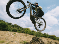 O BH iLynx+ NX (na foto) em ação. O motor Bosch Performance Line CX na e-MTB suporta um torque máximo de 100 Nm e até 400% de assistência ao pedal. (Fonte da imagem: BH Bikes)