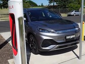SUV da BYD conectado em uma pilha de Supercharger (imagem: Ludicrous Feed/Twitter)