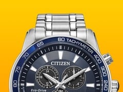 Um close-up do Citizen BL5640-59L com seu mostrador azul escuro em contraste com um fundo amarelo sólido.
