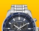 Um close-up do Citizen BL5640-59L com seu mostrador azul escuro em contraste com um fundo amarelo sólido.