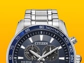 Um close-up do Citizen BL5640-59L com seu mostrador azul escuro em contraste com um fundo amarelo sólido.