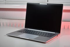 O HP EliteBook 8 G1a 14 (fonte da imagem: Benjamin Herzig/Notebookcheck)