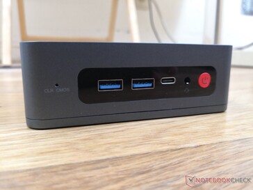 Frente: USB-A 3.0, USB-C c/ DisplayPort, áudio combinado de 3,5 mm, botão de alimentação