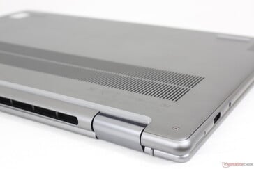 As bordas e os cantos são arredondados para um aspecto convexo para contrastar as bordas planas usuais na maioria dos outros laptops