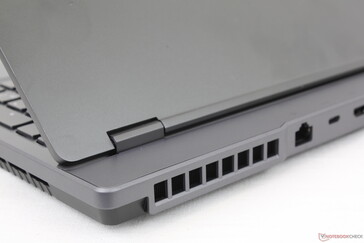 A parte traseira saliente melhora o resfriamento ao custo de um laptop maior e mais pesado