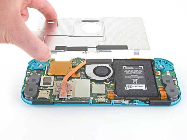 Para substituir a tela do Nintendo Switch Lite, o senhor precisa remover a placa traseira. (Fonte da imagem: iFixit)