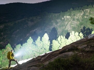 A Olight Marauder 3 possui um modo de holofote brilhante de 25.000 lúmens.