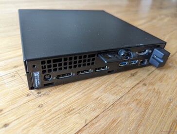 Traseira: Adaptador CA, 3x DisplayPort 1.4a de tamanho normal (HBR2), 2x USB-A 3.2 Gen. 2, Gigabit RJ-45, HDMI 2.1