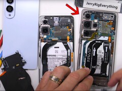A Samsung cortou 2,4 mm do Galaxy S25 Edge, pelo menos em comparação com o Galaxy S25 Ultra. (Fonte da imagem: JerryRigEverything)