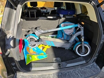 O SO4 Pro Max cabe no porta-malas de um SUV compacto.