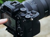 Câmera sem espelho Sony A7 4 em um tripé com manuseio do operador