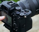 Câmera sem espelho Sony A7 4 em um tripé com manuseio do operador