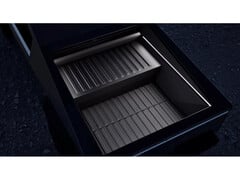 Imagem promocional da bateria extensora de alcance Cybertruck da Tesla, exibida em uma cama de Cybertruck. (Fonte da imagem: Tesla)