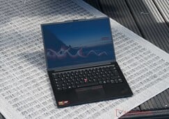Lenovo ThinkPad E14 G8 em uso ao ar livre, à sombra