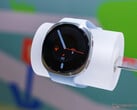 Samsung Galaxy Watch 9 de 41 mm con correa blanca (en la imagen)
