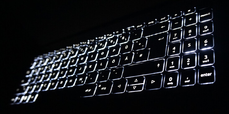 A iluminação do teclado tem dois níveis de luminosidade.