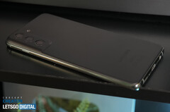 O painel traseiro do Galaxy S21 FE já está disponível para compra. (Fonte de imagem: Concept Creator &amp;amp; LetsGoDigital)
