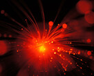 A frequência dos fótons usados pode ser transmitida por meio de uma rede de fibra óptica. (Imagem: pixabay/BarbaraJackson)