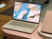 O Asus Zenbook 14 2026 em Zabriskie Beige vem com uma tela OLED e um touchpad grande.