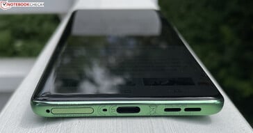 Parte inferior: Slot SIM/microSD, microfone, USB-C 2.0, alto-falante