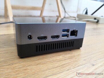 Atrás: Porta adaptador AC, 2x HDMI 2.0, 2x USB-A 3.0, Gigabit RJ-45