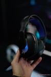 Fone de ouvido sem fio para jogos Logitech G522 preto na mão