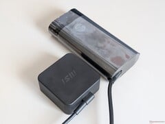 adaptador CA USB-C de 65 W da MSI em comparação com o adaptador CA USB-C de 140 W da HP