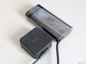 adaptador CA USB-C de 65 W da MSI em comparação com o adaptador CA USB-C de 140 W da HP
