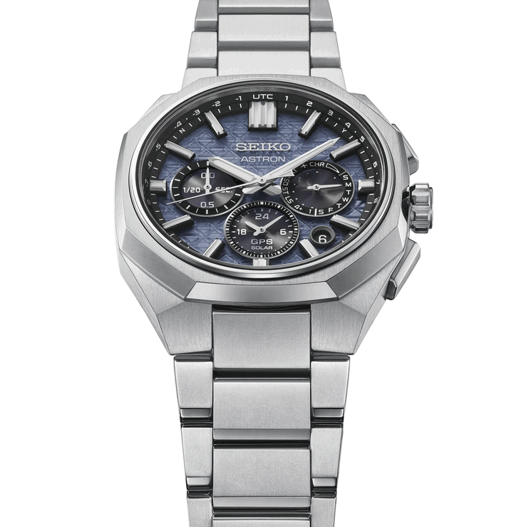 Vista frontal em ângulo do Seiko Astron HAB001 mostrando seu bezel de titânio facetado, pulseira integrada e mostrador azul texturizado.