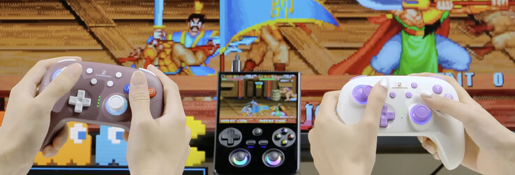 O RG477V conectado a um monitor externo com dois controladores RG P01 conectados. (Fonte da imagem: Anbernic)