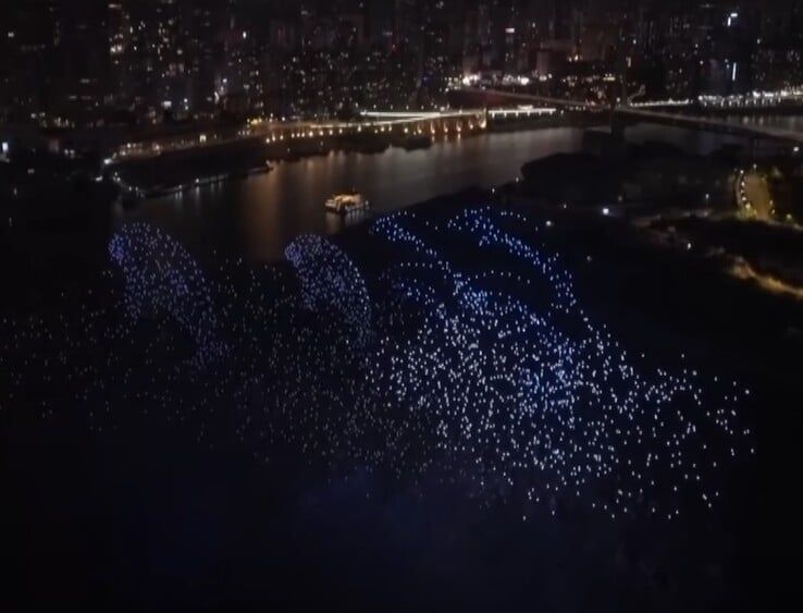 Uma cena dinâmica com um pequeno grupo de golfinhos mergulhando dentro e fora da água (Fonte da imagem: CGTN via YouTube; captura de tela)