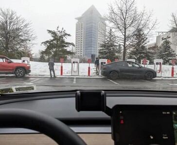 A primeira cabine Tesla Magic Dock Supercharger apanhada na natureza está sendo testada com um caminhão elétrico Rivian