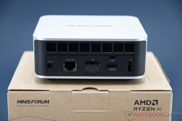 Minisforum AI X1 - Conexões no painel traseiro
