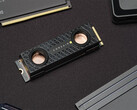 O Corsair MP700 PRO traz resfriamento a água e resfriamento ativo para SSDs de 5ª geração (Fonte da imagem: TechPowerUp)