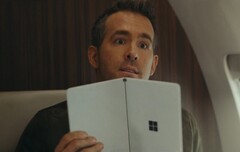 Ryan Reynolds com o Neo de Superfície. (Fonte da imagem: Netflix via @tomwarren)