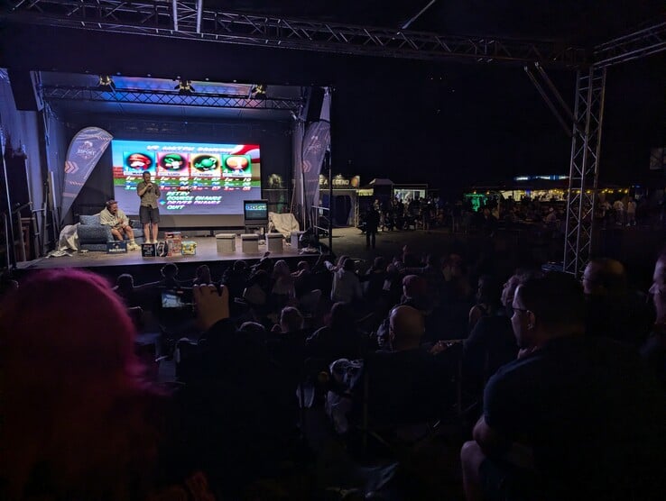 Evento noturno com um torneio de Mario Kart e festa com DJ no Gamescom Camp